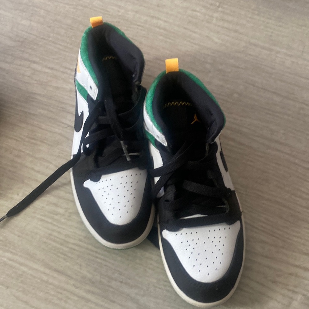 Air Jordan Mid 1